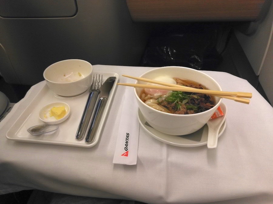 カンタス航空ビジネスクラスの機内食の肉うどん