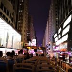香港のオープントップバスの夜景の様子