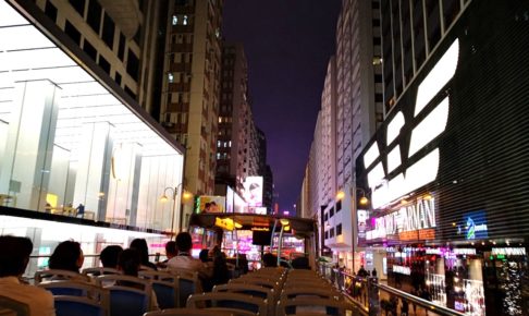 香港のオープントップバスの夜景の様子