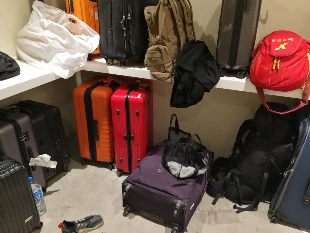 ナインアワーズ浅草の男性用ロッカーの荷物置き場